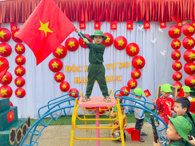 Chùm ảnh_ Tham quan di tích lịch sử "Đền tưởng niệm_Cây da lý"