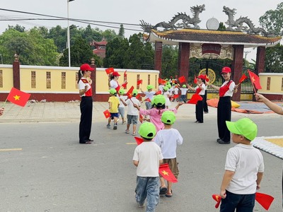 Chùm ảnh_ Tham quan di tích lịch sử "Đền tưởng niệm_Cây da lý" – ảnh 9