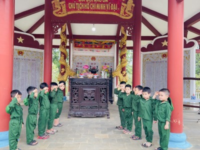 Chùm ảnh_ Tham quan di tích lịch sử "Đền tưởng niệm_Cây da lý" – ảnh 12