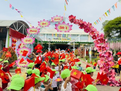 Chùm ảnh_ Tham quan di tích lịch sử "Đền tưởng niệm_Cây da lý" – ảnh 2