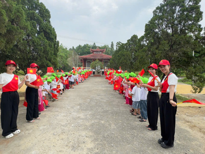 Chùm ảnh_ Tham quan di tích lịch sử "Đền tưởng niệm_Cây da lý" – ảnh 10