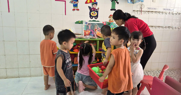 Ảnh bài viết: Cô và bé lớp Nhỡ 3 chung tay giữ gìn môi trường lớp học xanh – sạch – đẹp
