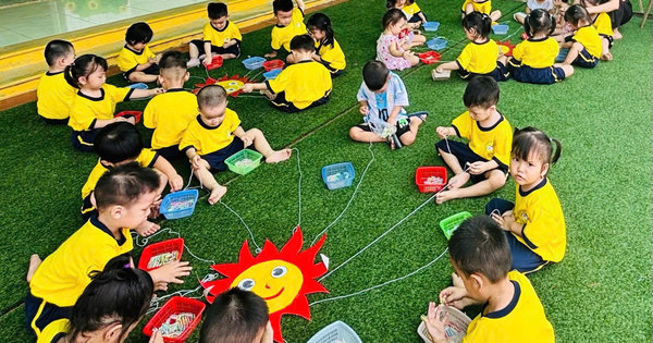 LỚP NHÀ TRẺ 2_HOẠT ĐỘNG VỚI ĐỒ VẬT XÂU HẠT TẠO HÌNH ÔNG MẶT TRỜI 
