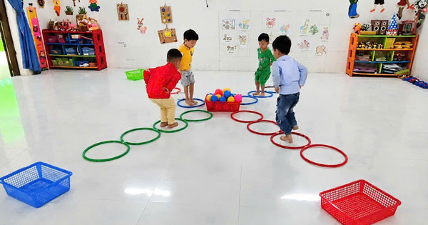 Ảnh bài viết: LỚP NHỠ 2: TRÒ CHƠI VẬN ĐỘNG: ĐƯA BÓNG VỀ ĐÍCH