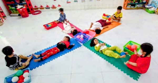 LỚP NHỠ 2 THAM GIA TRÒ CHƠI VẬN ĐỘNG :  KẸP BÓNG 