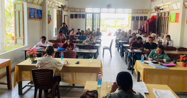 Ảnh bài viết: ĐẢNG VIÊN CHI BỘ NHÀ TRƯỜNG HỖ TRỢ ĐẢNG VIÊN CÁC THÔN TRÊN ĐỊA BÀN TRIỂN KHAI ỨNG DỤNG SỔ TAY ĐẢNG VIÊN ĐIỆN TỬ VÀ CHUYỂN ĐỔI SỐ