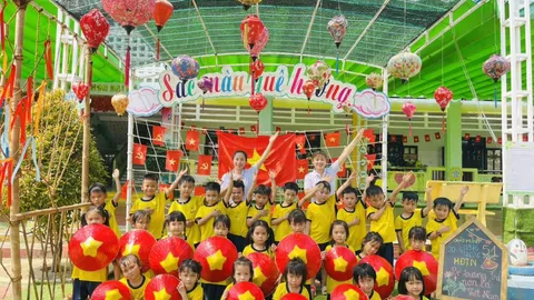 LỚP LỚN 1- BÉ TRANG TRÍ NÓN LÁ - CỜ ĐỎ SAO VÀNG