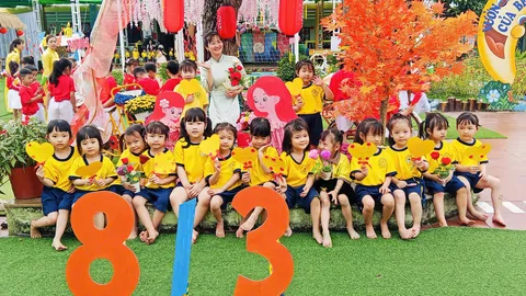 Hoạt động trải nghiệm: “ Bé cắm hoa, làm thiệp tặng bà, mẹ, cô giáo nhân ngày 8/3 💐