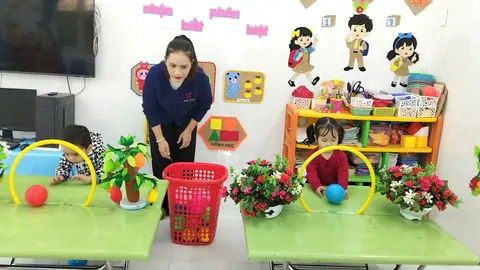 LỚP NHÀ TRẺ 1_TRÒ CHƠI VẬN ĐỘNG LĂN BÓNG QUA VÒNG
