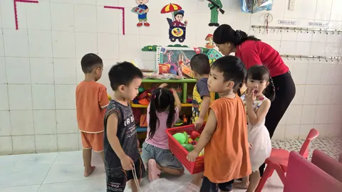 Cô và bé lớp Nhỡ 3 chung tay giữ gìn môi trường lớp học xanh – sạch – đẹp