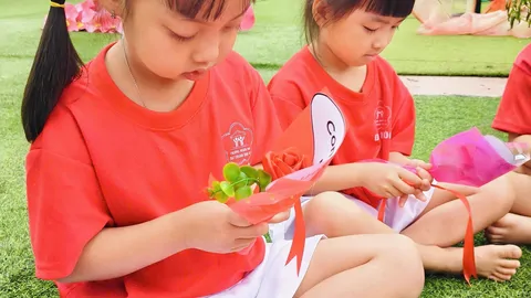 LỚP LỚN 2- BÓ HOA TẶNG MẸ NHÂN NGÀY PHỤ NỮ VIỆT NAM 20/10