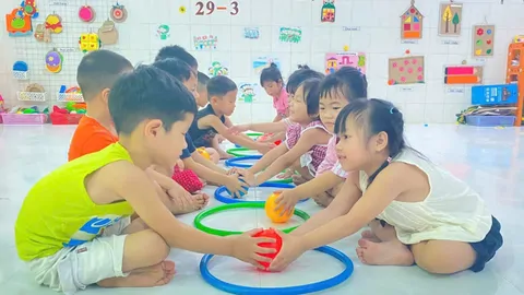 Lớp Nhỡ 2: 🏃‍♀️ TRÒ CHƠI VẬN ĐỘNG: THI XEM AI NHANH 🏃‍♂️