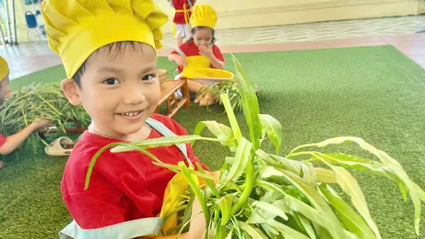 LỚP LỚN 1- BÉ VUI THU HOẠCH VƯỜN RAU