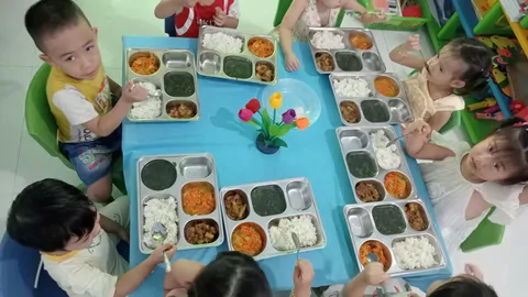 BỮA TRƯA VỚI ĐẦY ĐỦ CÁC NHÓM THỰC PHẨM CHO BÉ TẠI TRƯỜNG MN ĐẠI HÒA 