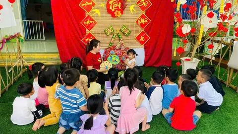 LỚP NHỠ 2: Hoạt động kể chuyện – giao lưu cùng trẻ. Với chủ đề : Tết và mùa xuân