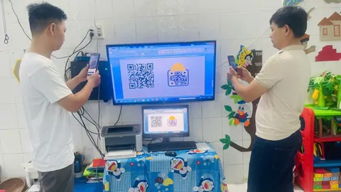 TUYÊN TRUYỀN HƯỚNG DẪN PHỤ HUYNH QUÉT MÃ QR SỬ DỤNG CÔNG NGHỆ SỐ