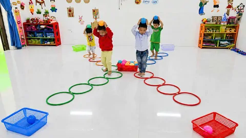 LỚP NHỠ 2: TRÒ CHƠI VẬN ĐỘNG: ĐƯA BÓNG VỀ ĐÍCH