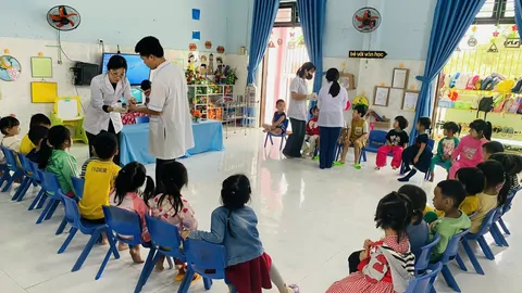 Hôm nay, các bé tại lớp Nhỡ 1 đã tham gia uống vitamin A và tẩy giun định kỳ
