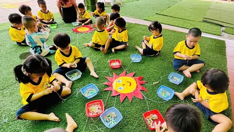 LỚP NHÀ TRẺ 2_HOẠT ĐỘNG VỚI ĐỒ VẬT XÂU HẠT TẠO HÌNH ÔNG MẶT TRỜI 