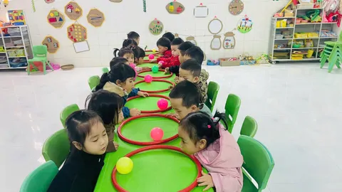 LỚP BÉ 1_TRÒ CHƠI THỔI BÓNG