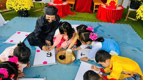 LỚP LỚN 2- BÉ VIẾT CÂU ĐỐI CÙNG ÔNG ĐỒ