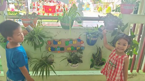  LỚP NHỠ 2: Bé chăm sóc cây