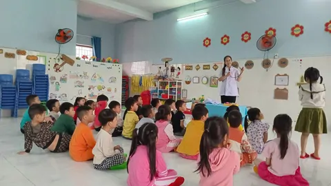 LỚP LỚN 3- GIỜ HOẠT ĐỘNG GÓC "BÉ TẬP LÀM BÁC SĨ"