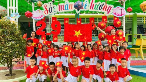 LỚP LỚN 2- TRANG TRÍ LÁ CỜ- CHÀO MỪNG QUỐC KHÁNH 2/9
