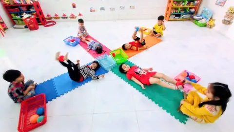 LỚP NHỠ 2 THAM GIA TRÒ CHƠI VẬN ĐỘNG :  KẸP BÓNG 