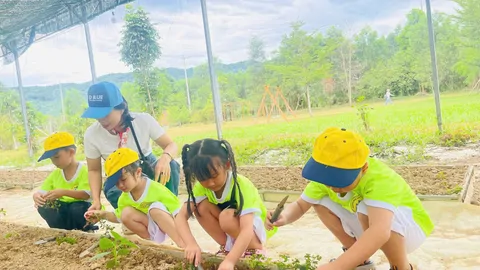 NUÔI CON KHOA HỌC – HÃY ĐỂ TRẺ TỰ DO CHƠI ĐÙA VÀ LẤM BẨN