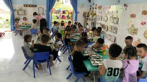 🍽️ Bữa ăn trưa vui vẻ của bé lớp Nhỡ 1
