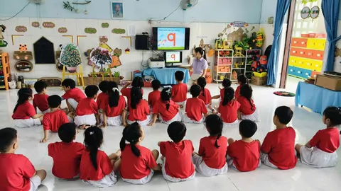 LỚP LỚN 2- LÀM QUEN CHỮ CÁI P,Q