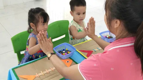 LỚP NHÀ TRẺ 1_HOẠT ĐỘNG VỚI ĐỒ VẬT GHÉP TƯƠNG ỨNG