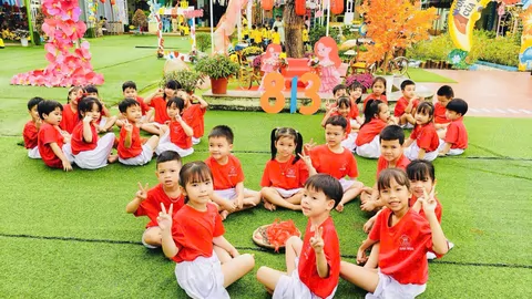 TỔ BÉ TỔ CHỨC HOẠT ĐỘNG NGÀY HỘI "BÉ VUI NGÀY 8/3"