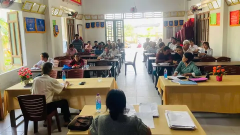 ĐẢNG VIÊN CHI BỘ NHÀ TRƯỜNG HỖ TRỢ ĐẢNG VIÊN CÁC THÔN TRÊN ĐỊA BÀN TRIỂN KHAI ỨNG DỤNG SỔ TAY ĐẢNG VIÊN ĐIỆN TỬ VÀ CHUYỂN ĐỔI SỐ