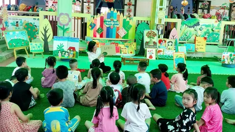 LỚP LỚN 3- HOẠT ĐỘNG NGOÀI TRỜI TẠI GÓC THƯ VIỆN THÂN THIỆN
